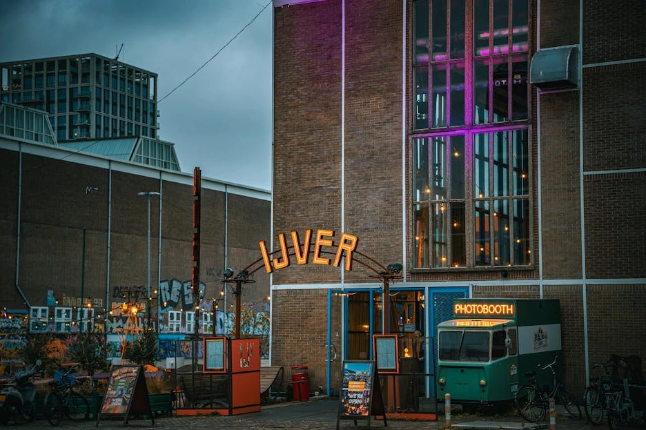 L'ingresso moderno e luminoso di un'università o di un business center.